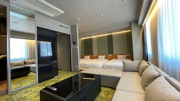 Triple Room - Non-smoking - Annex | In-room safe, desk, laptop workspace, soundproofing