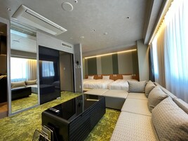 Habitación triple básica, varias camas, no fumadores, vistas a la ciudad (Annex) | Caja fuerte, escritorio, espacio para trabajar con un portátil