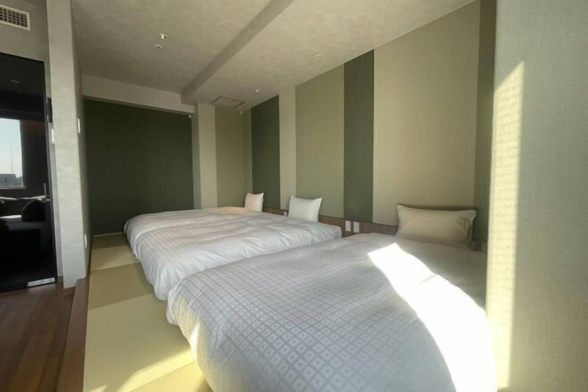 In-room safe, desk, laptop workspace, soundproofing