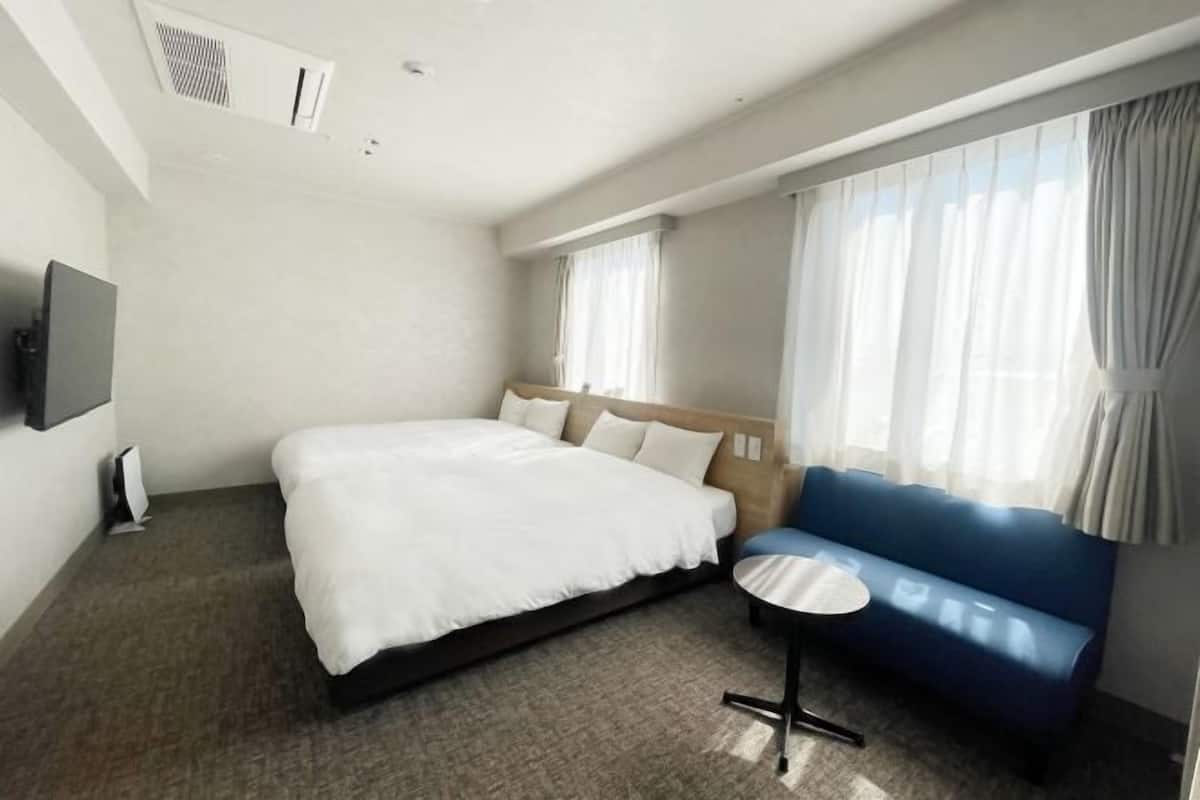 In-room safe, desk, laptop workspace, soundproofing