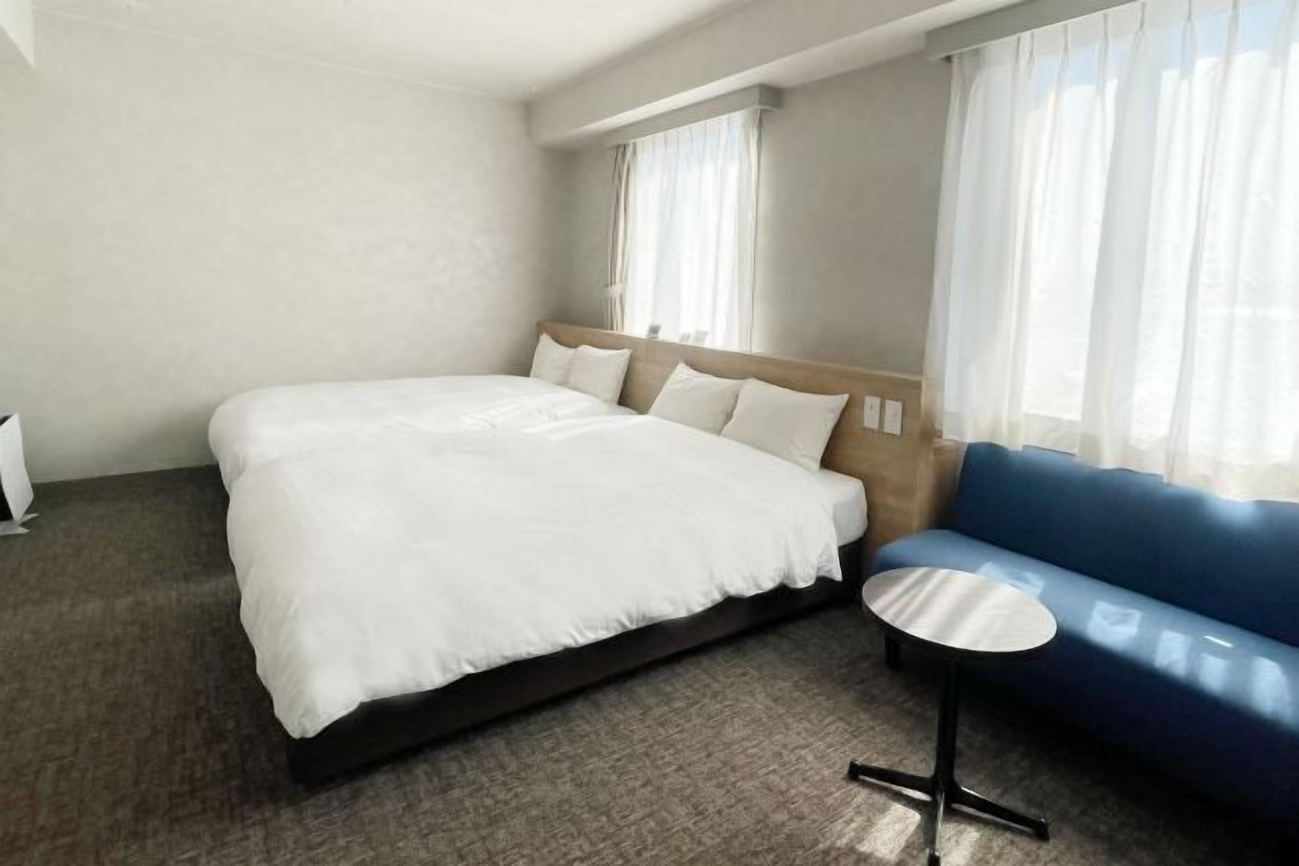 Caja de seguridad en la habitación y escritorio 