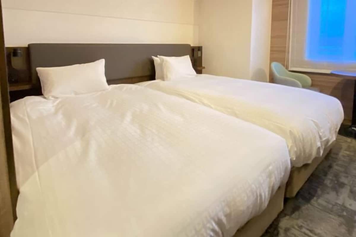 In-room safe, desk, laptop workspace, soundproofing