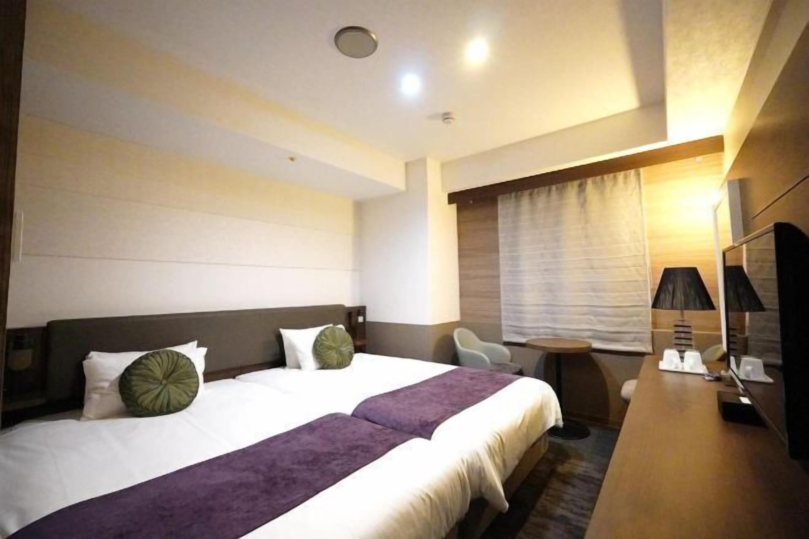 Caja de seguridad en la habitación y escritorio 