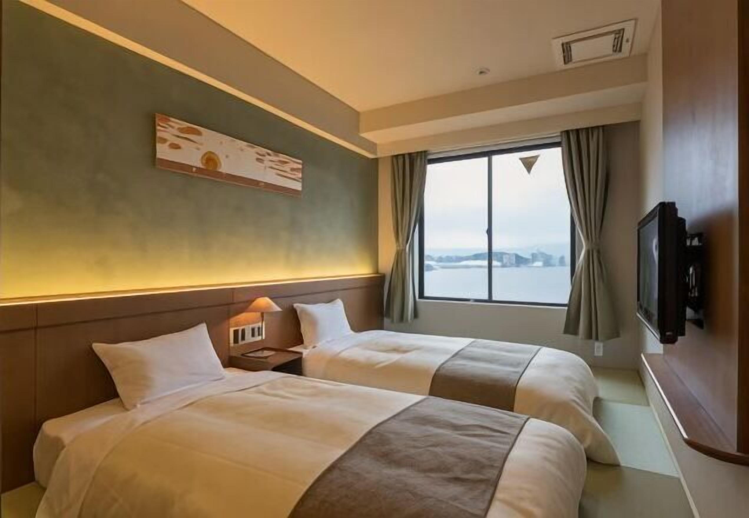 Caja de seguridad en la habitación y escritorio 