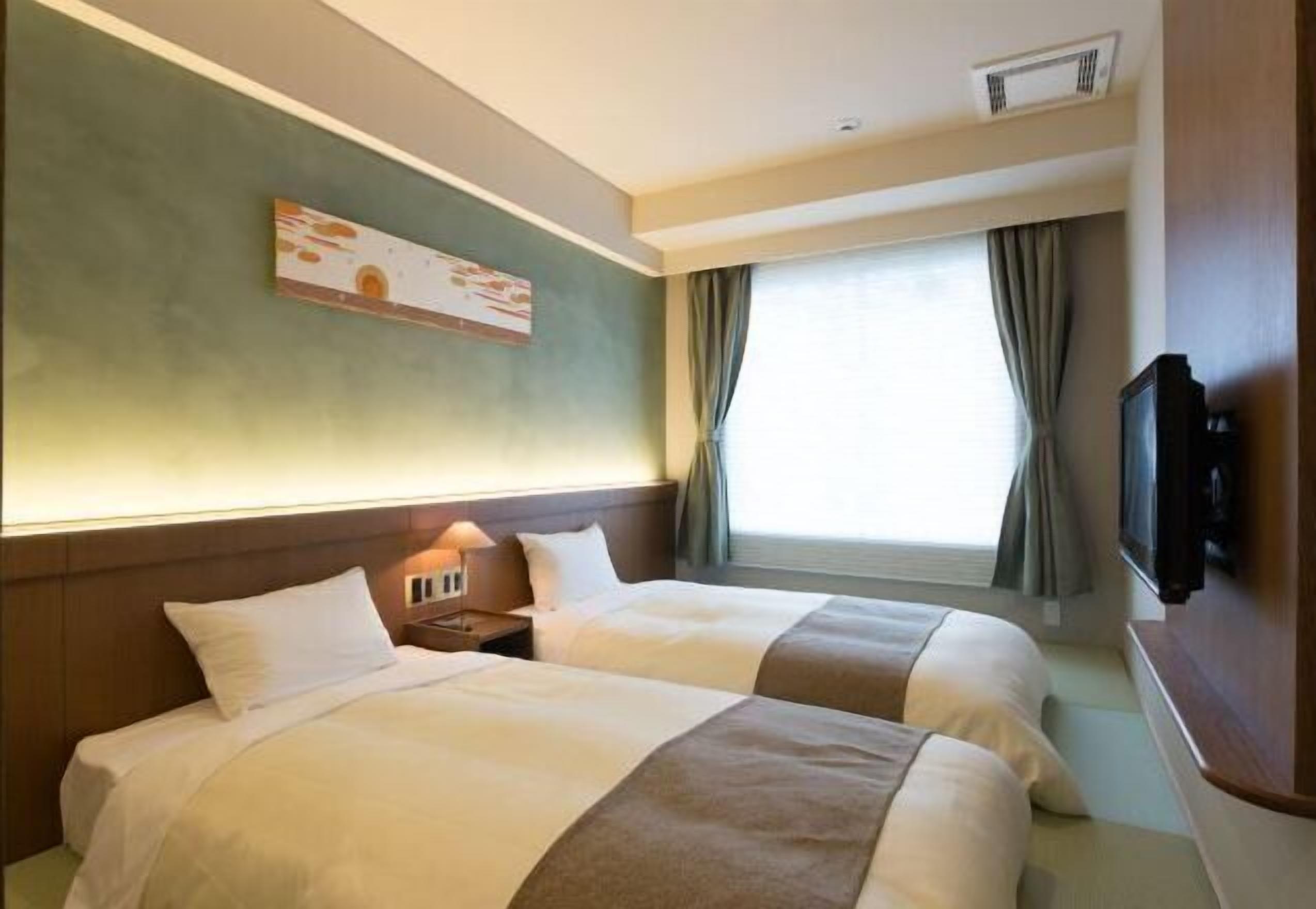 Caja de seguridad en la habitación y escritorio 