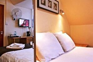 Room - Central Hotel (London)