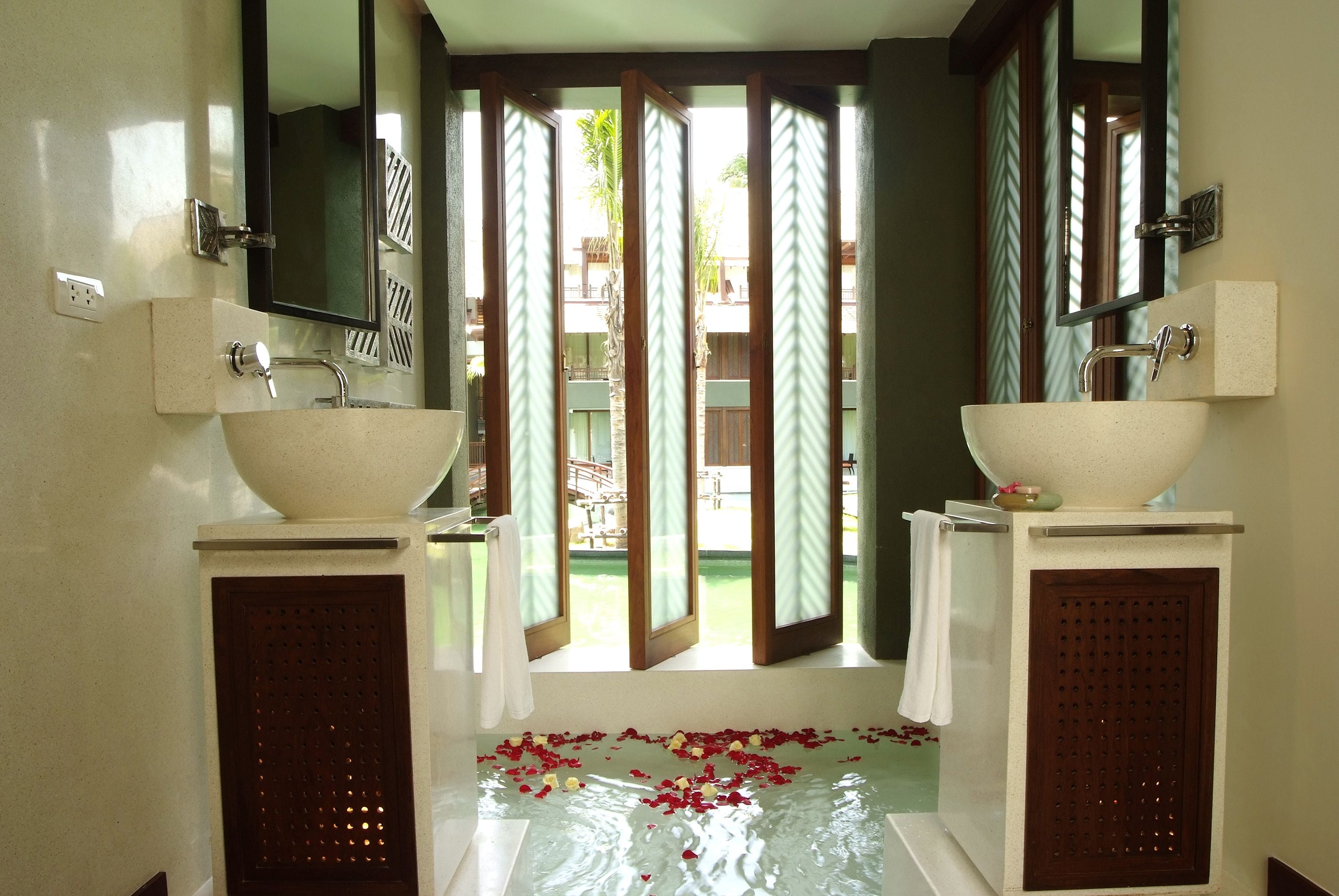 华丽客房 | 浴室 | 独立的浴缸和淋浴、大花洒淋浴喷头、免费洗浴用品、吹风机