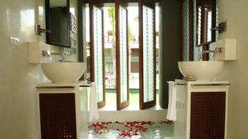 Bañera y ducha independientes, cabezal de ducha tipo lluvia