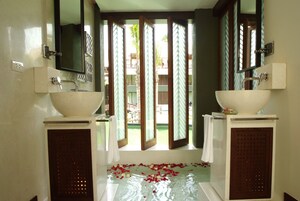 Chambre Deluxe | Salle de bain | Baignoire et douche séparées, douche à « effet pluie »