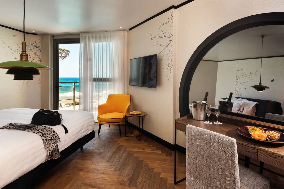Superior Room | Minibar, in-room safe, desk, blackout drapes