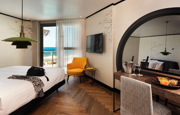 Habitació superior | Minibar, caixa forta a l'habitació, escriptori i cortines opaques 