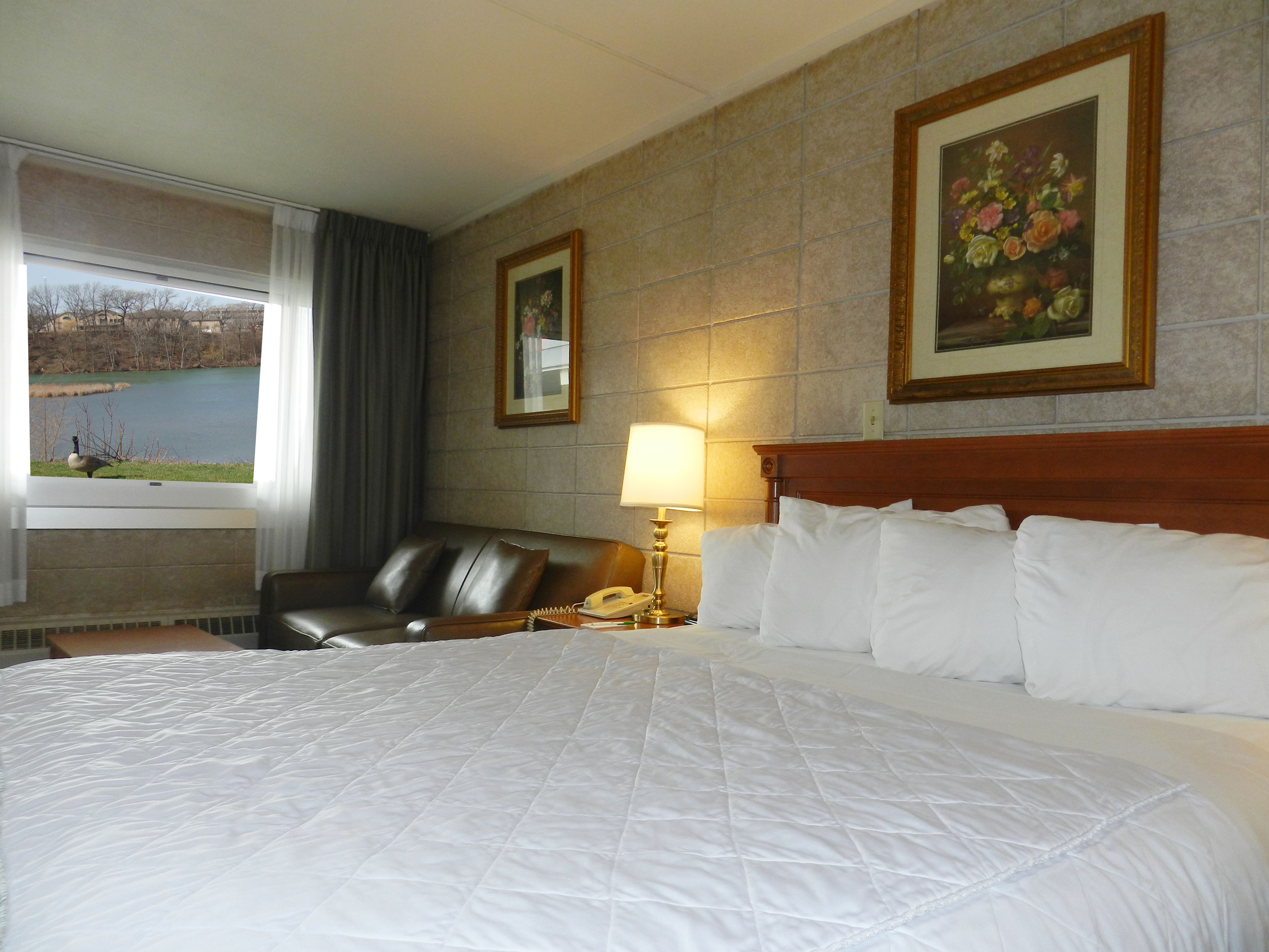 standard room, 1 queen bed, non smoking | premium bedding, pillow-top beds, in-room safe, individually decorated