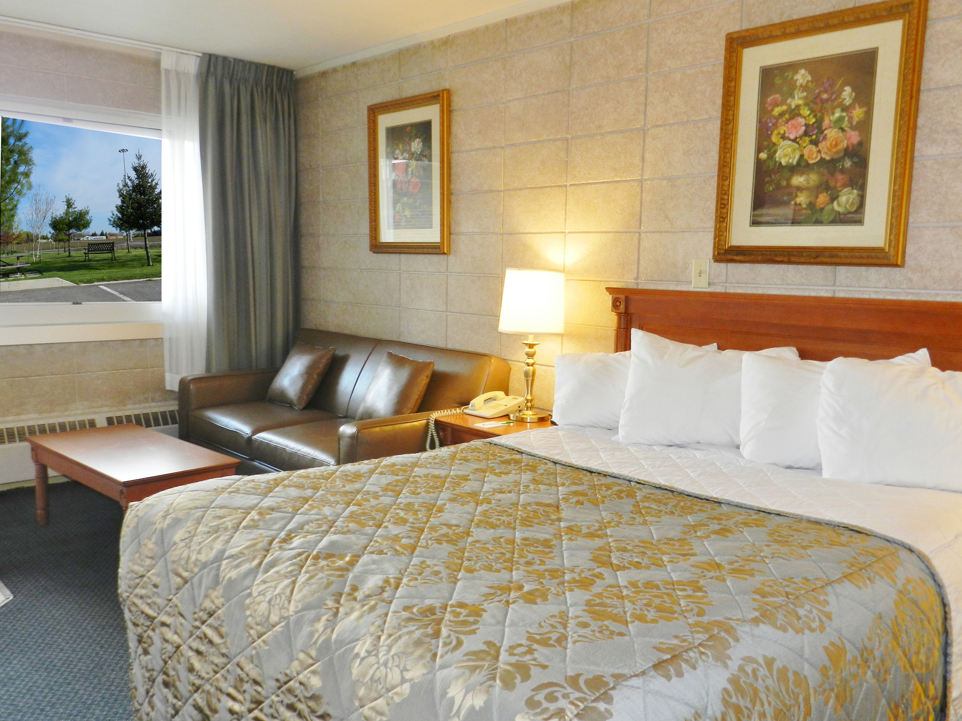 standard room, 1 queen bed, non smoking | premium bedding, pillow-top beds, in-room safe, individually decorated