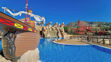 Piscine couverte, piscine extérieure, parasols de plage, chaises longues