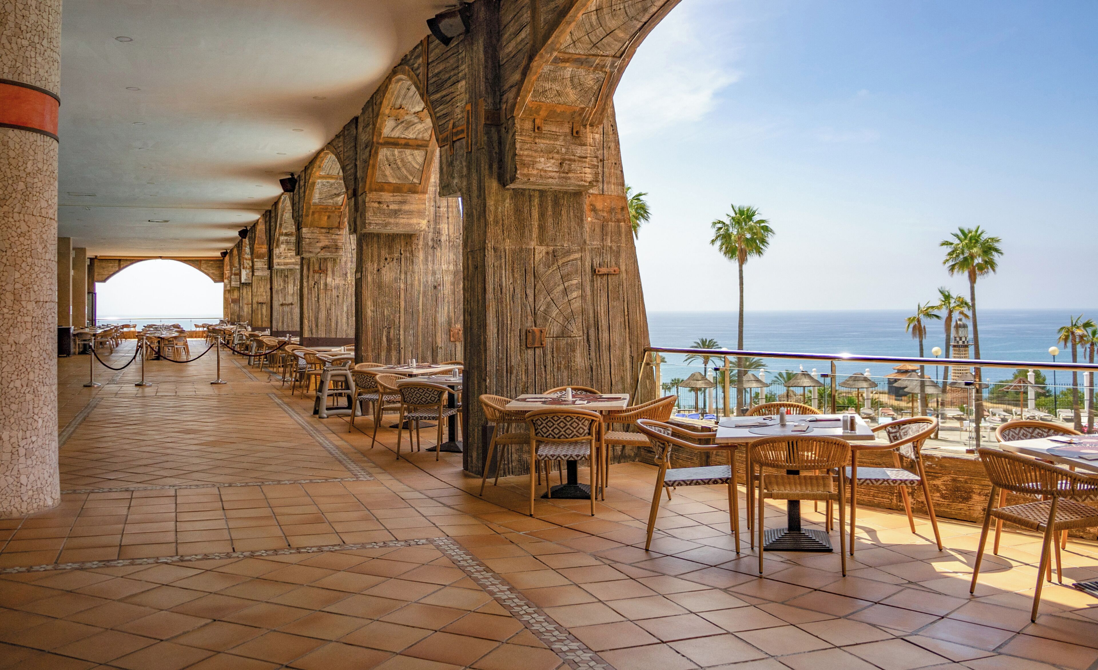 3 间餐厅，供应早餐、午餐和晚餐，本地与国际菜