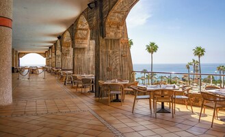 3 restaurantes, se sirve desayuno, cocina local e internacional 