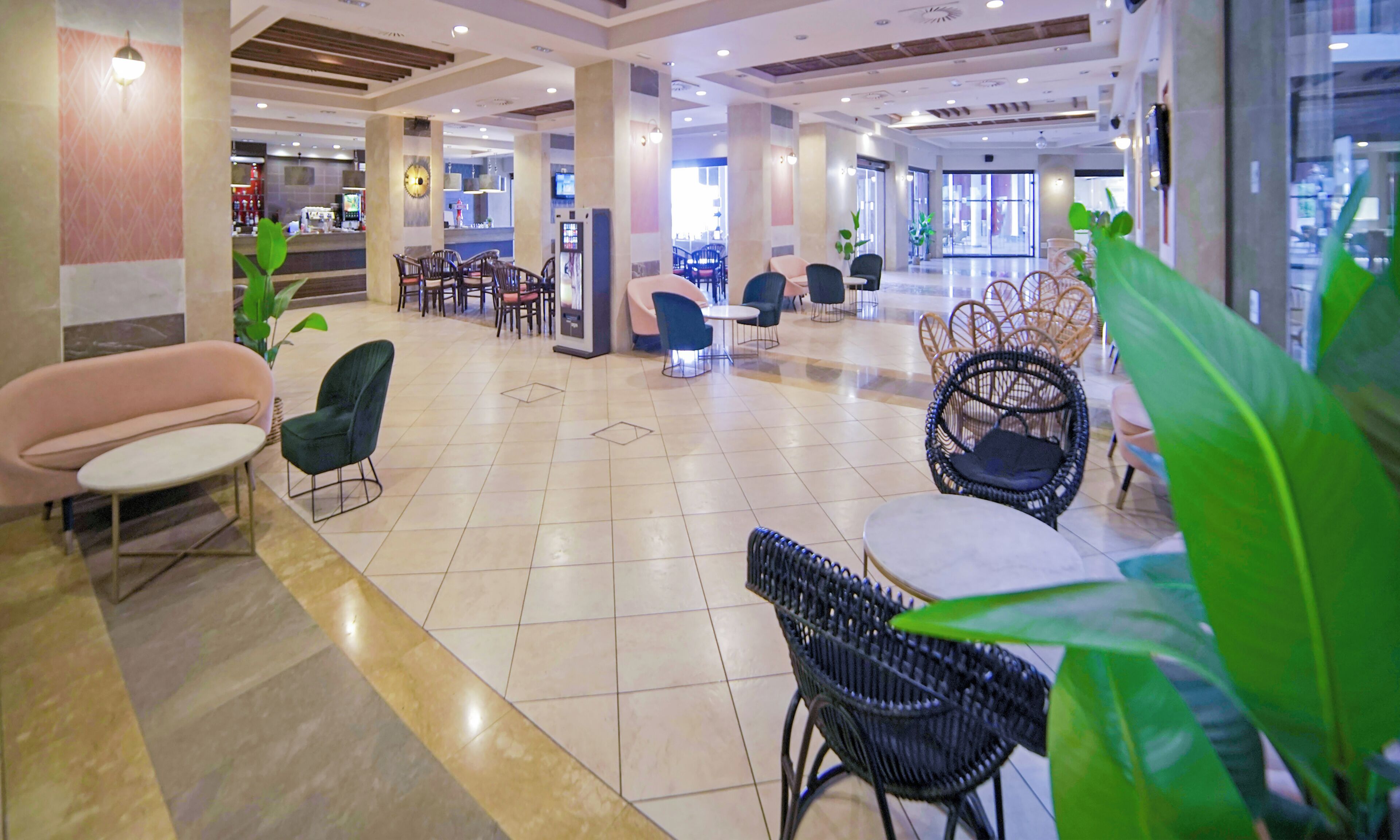 2 bars, bar en milieu de piscine, bar en bord de piscine