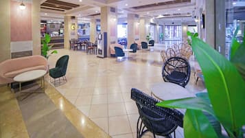 2 bars, bar en milieu de piscine, bar en bord de piscine