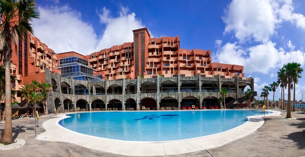 Outdoor pool, pool umbrellas
