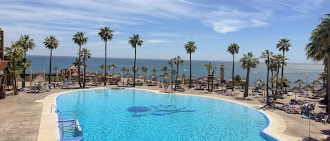 Innenpool, Außenpool, Sonnenschirme, Liegestühle