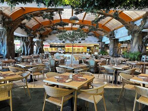 3 restaurants, breakfast served