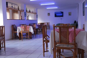 Phục vụ bữa sáng, món ăn mang phong cách quốc tế, nhìn ra vườn