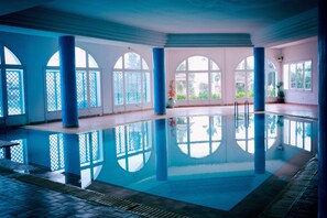 Indoor pool, outdoor pool, pool umbrellas, sun loungers - Le Khalife (Hammamet)