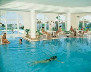 Kolam renang indoor dan kolam renang outdoor, dengan payung kolam renang