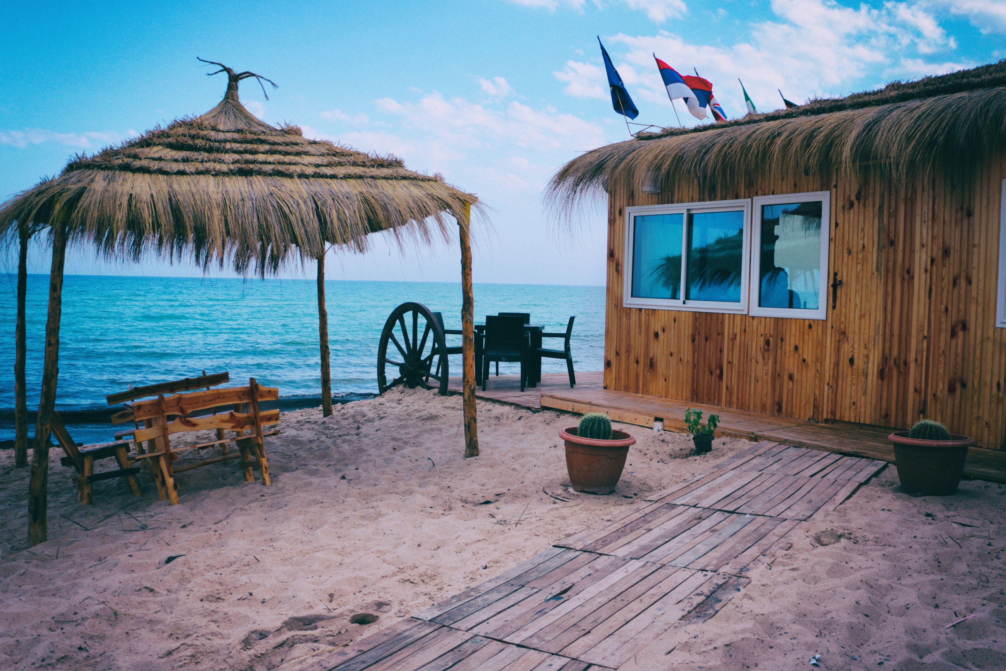 Privéstrand vlakbij, ligstoelen, parasols
