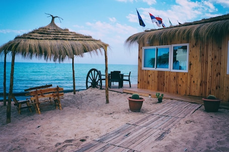 Spiaggia privata nelle vicinanze, lettini da mare, ombrelloni. Le Khalife