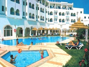Indoor pool, outdoor pool, pool umbrellas, sun loungers - Le Khalife (Hammamet)