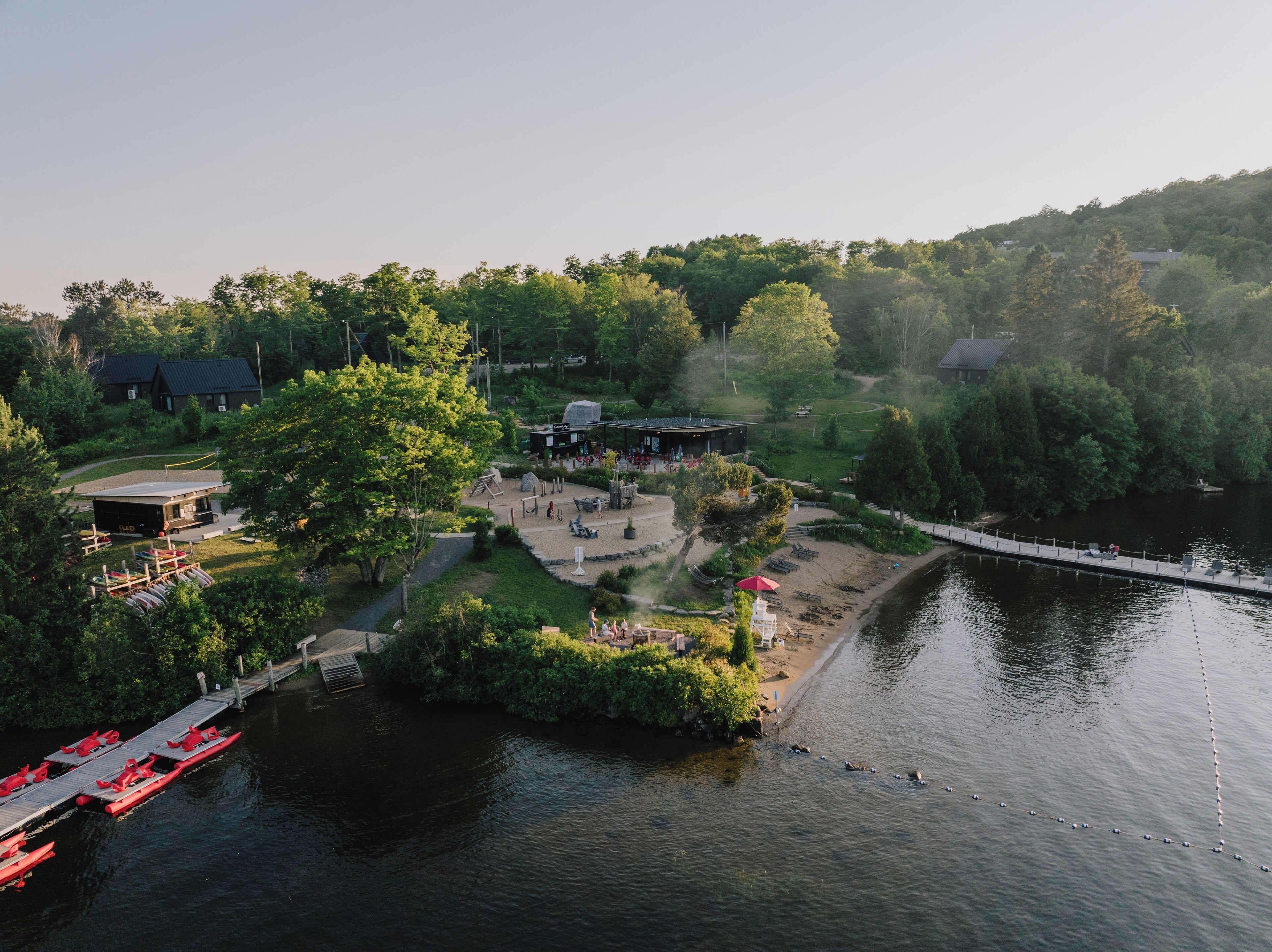 Un parc au bord du lac, doté d’un quai, d’aires de pique-nique et d’un petit bâtiment.