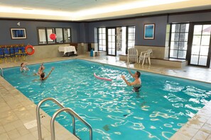 Piscina coperta, lettini, servizio di salvamento in loco