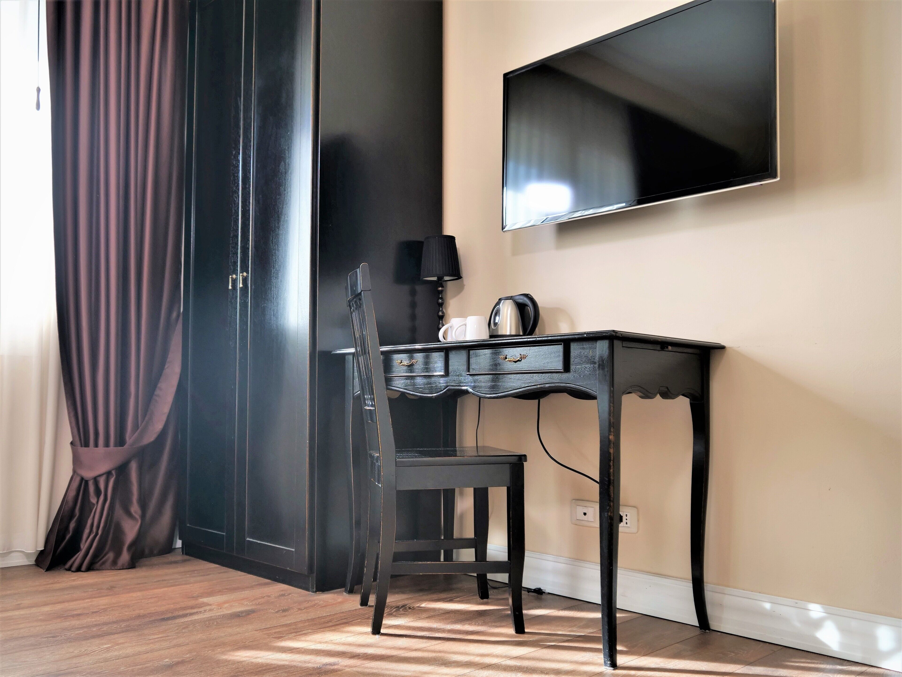 classic twin room, 2 single beds | 1 bedroom, in-room safe, desk, laptop workspace