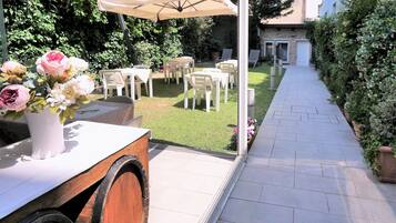 Daily buffet breakfast (EUR 7 per person)