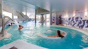 Een sauna, een bubbelbad, een stoombad, lichaamsbehandelingen