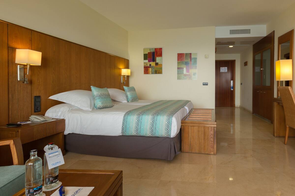 Minibar, bàn, bàn ủi/dụng cụ ủi quần áo 