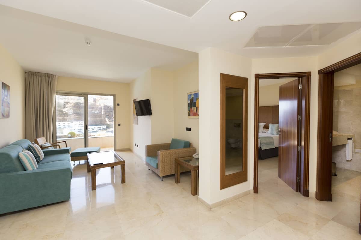 Minibar, bàn, bàn ủi/dụng cụ ủi quần áo 