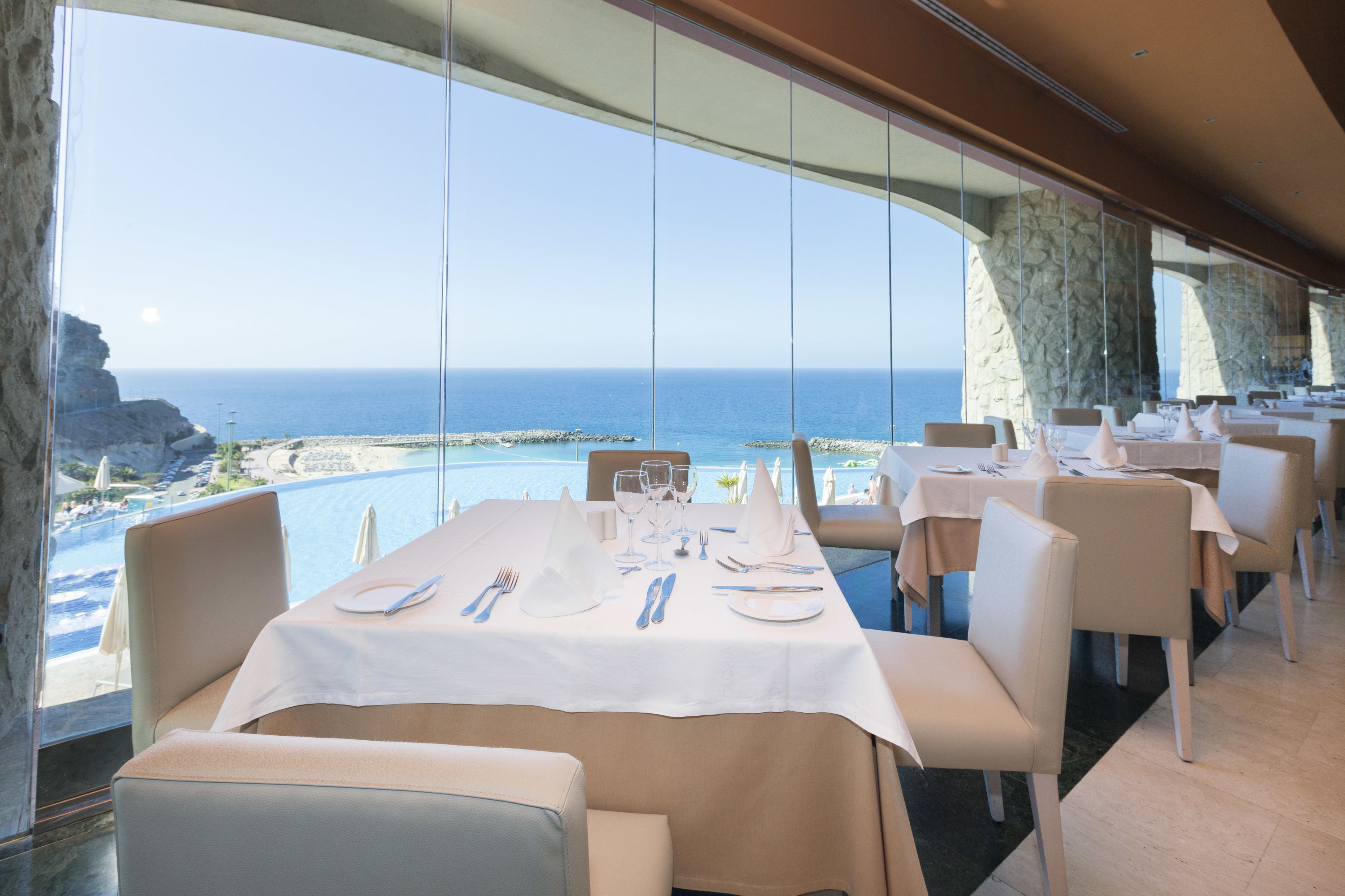 Hi ha 2 restaurants amb esmorzars 