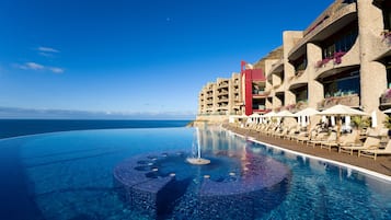 2 outdoor pools
