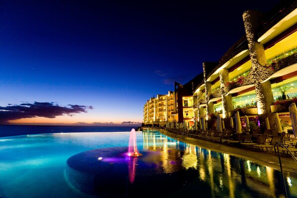 2 outdoor pools