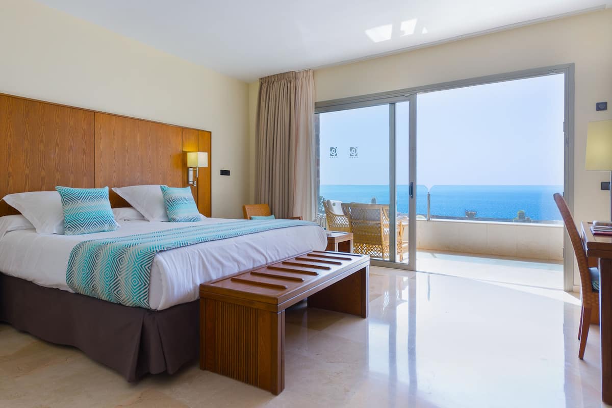 Minibar, bàn, bàn ủi/dụng cụ ủi quần áo 