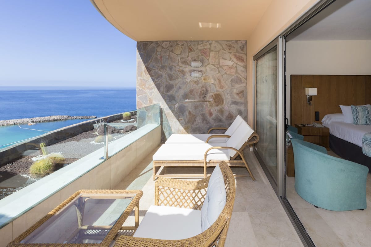 Minibar, bàn, bàn ủi/dụng cụ ủi quần áo 