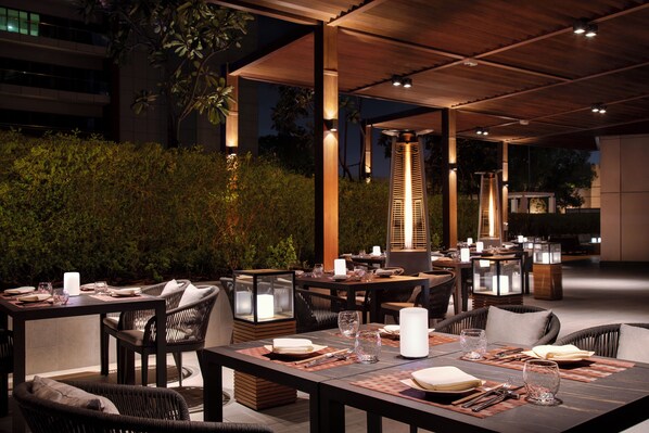 2 restaurants; breakfast, lunch, dinner, and brunch served