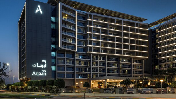 Een modern hotel met een opvallend 'A' logo, meerdere verdiepingen en een goed verlichte ingang.