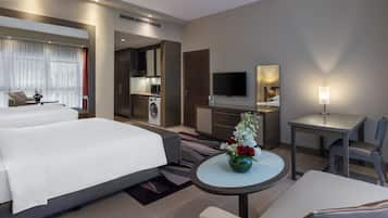 Studio, 1 Tempat Tidur King (Spacious) | Selimut bulu angsa, minibar, brankas, dan meja kerja