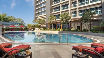 Udendørs pool, åben fra kl. 06.00 til kl. 23.00, parasoller, liggestole