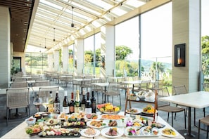 2 restaurants servant le petit déjeuner et le dîner