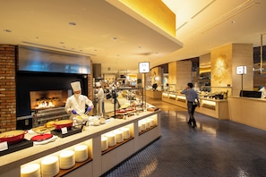 2 restaurants, breakfast served