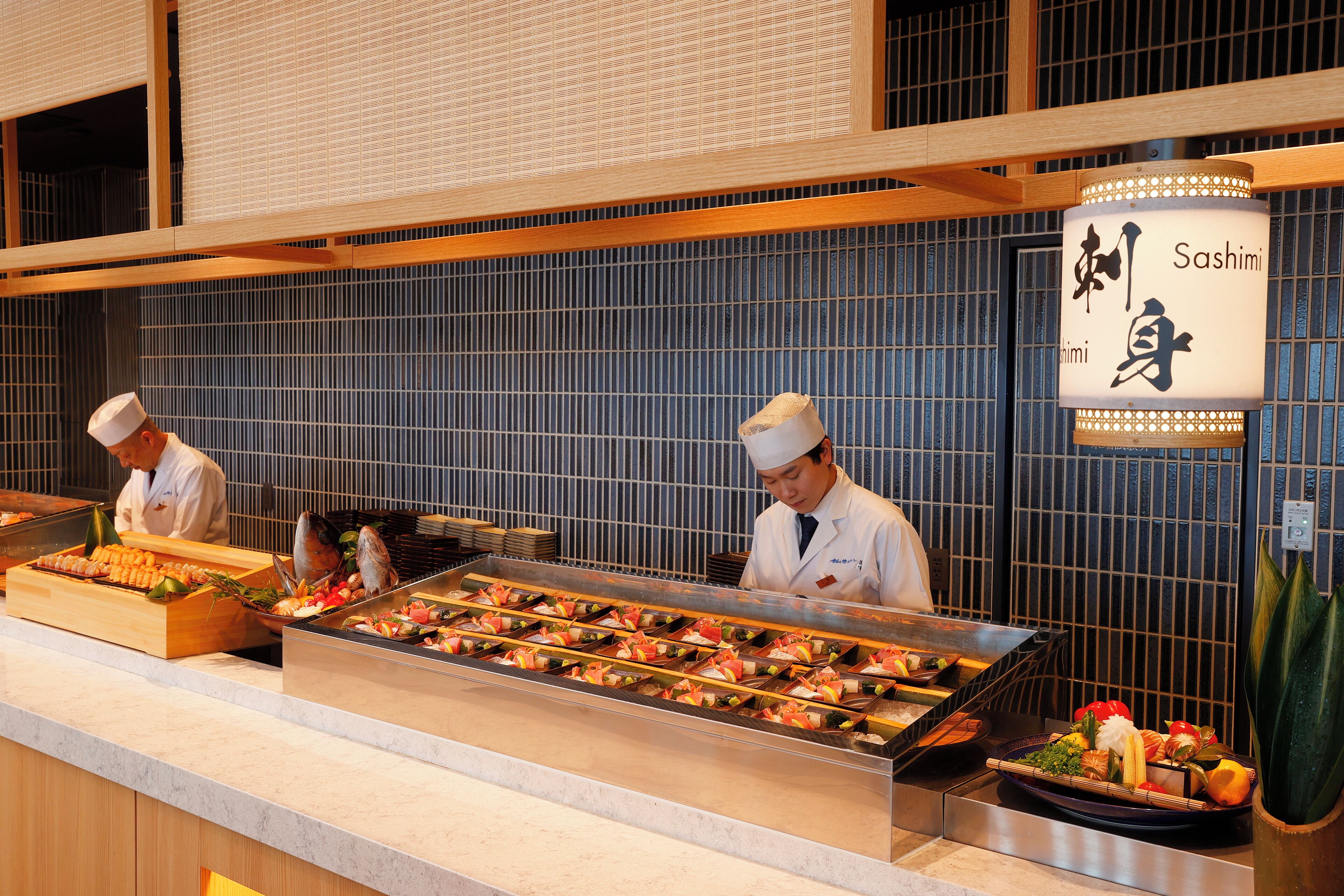 2 restaurants, breakfast served